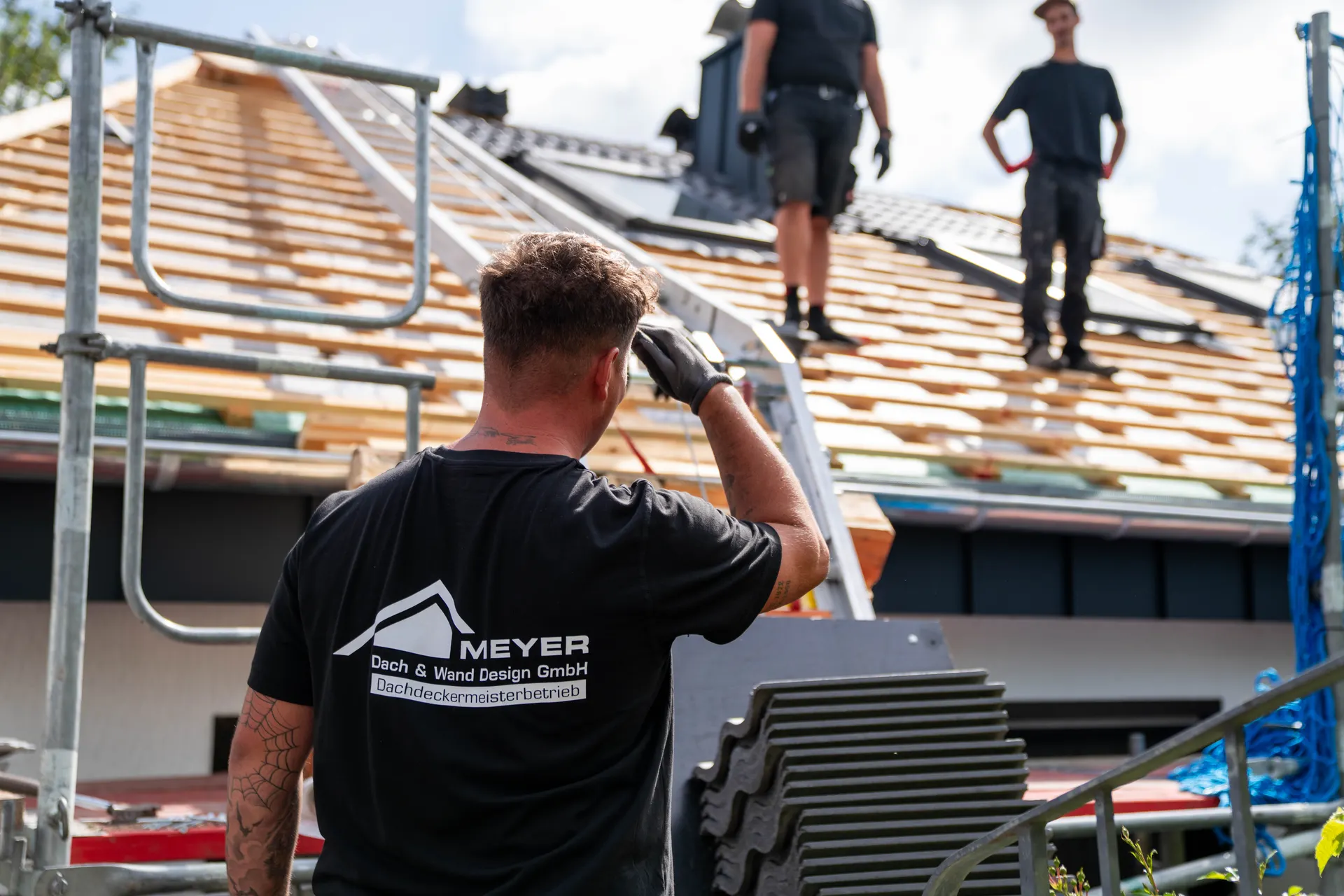 Dachdecker der Meyer Dach & Wand Design GmbH bei der Neueindeckung eines Steildachs